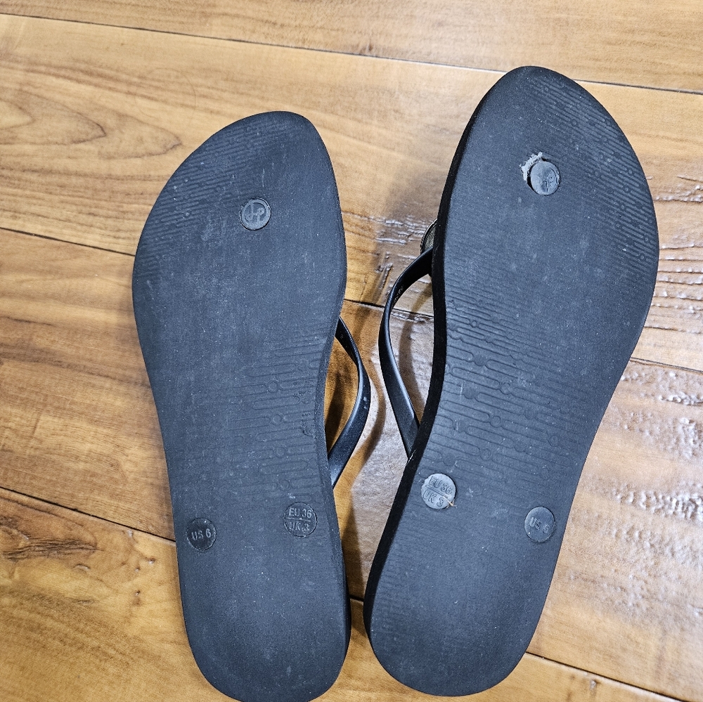 Lindsay Phillips JORDI Black Flip-Flop & Snap Set Sandals - Picture 3 of 4